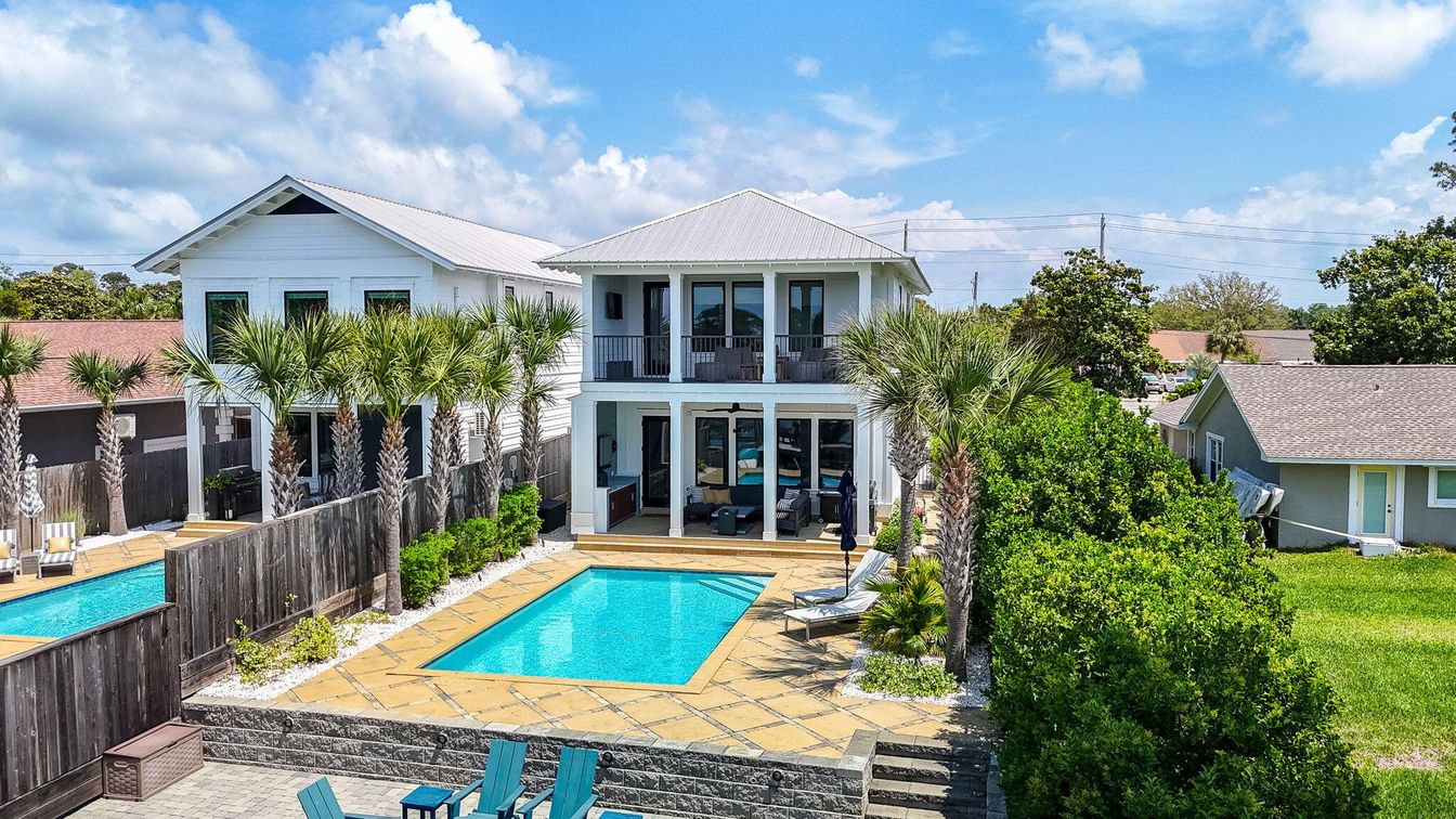 Exterior, Pool