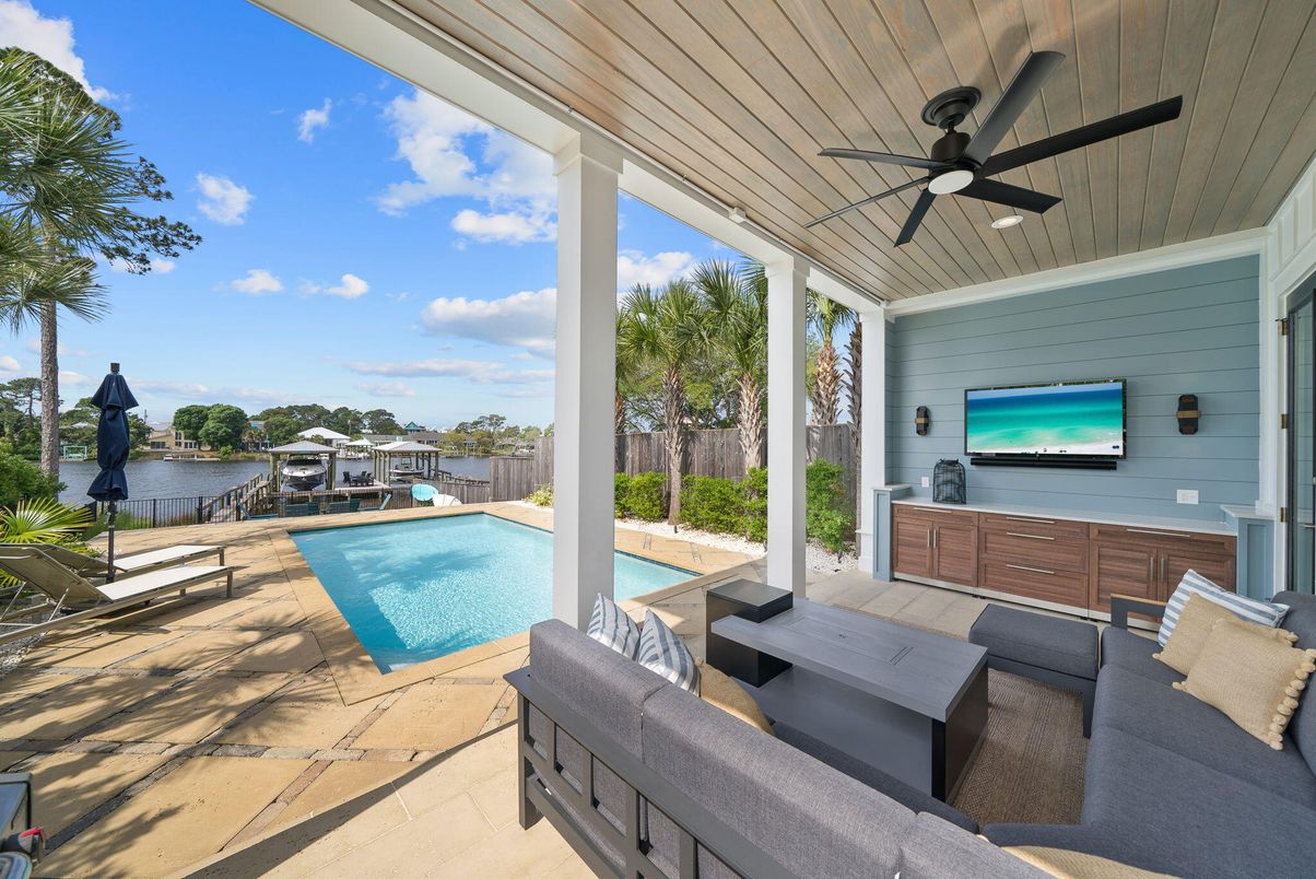 Exterior, Pool, Water