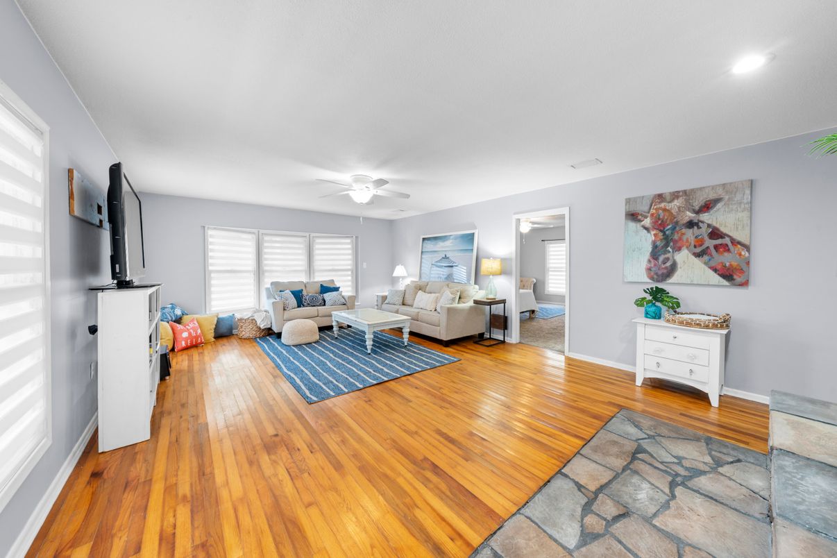 Interior, Living room, Recessed Lighting, Wood Texture Flooring