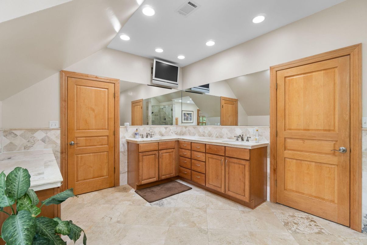 Bathroom, Dual Sink Vanities, Interior, Recessed Lighting