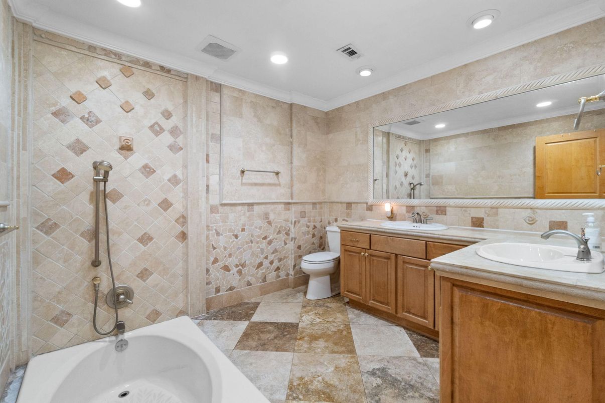 Bathroom, Dual Sink Vanities, Interior, Recessed Lighting