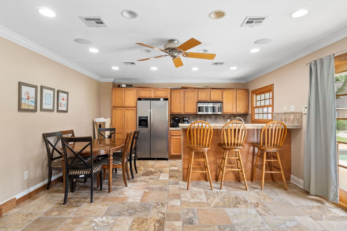 Dining room, Interior, Kitchen, Recessed Lighting, Stainless Steel Appliances