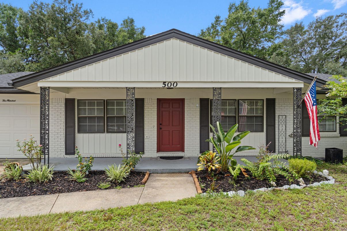 Exterior, Facade, Brick Facade, Ranch