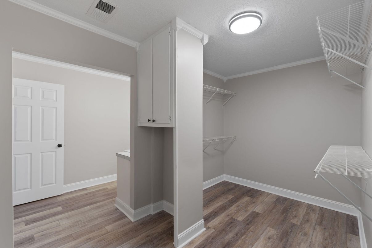 Interior, Walk-in Closets, Wood Texture Flooring