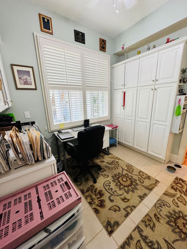 Home Office, Interior
