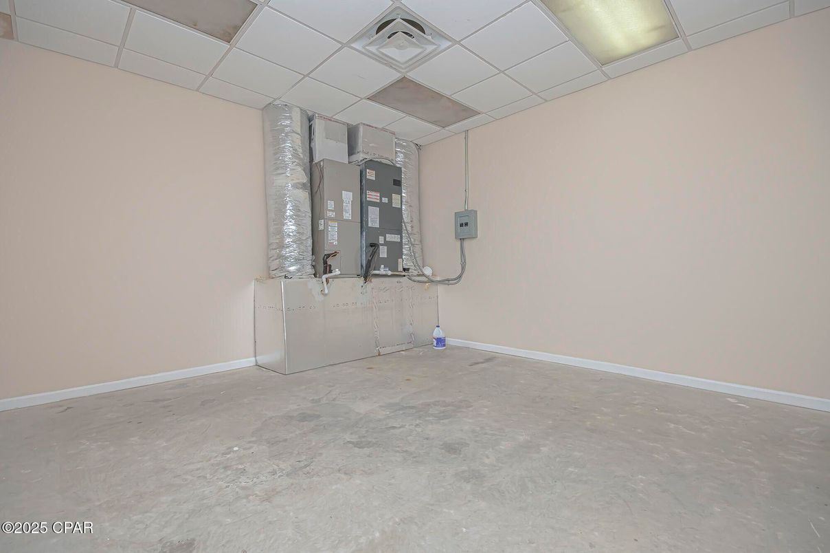 Empty room, Interior