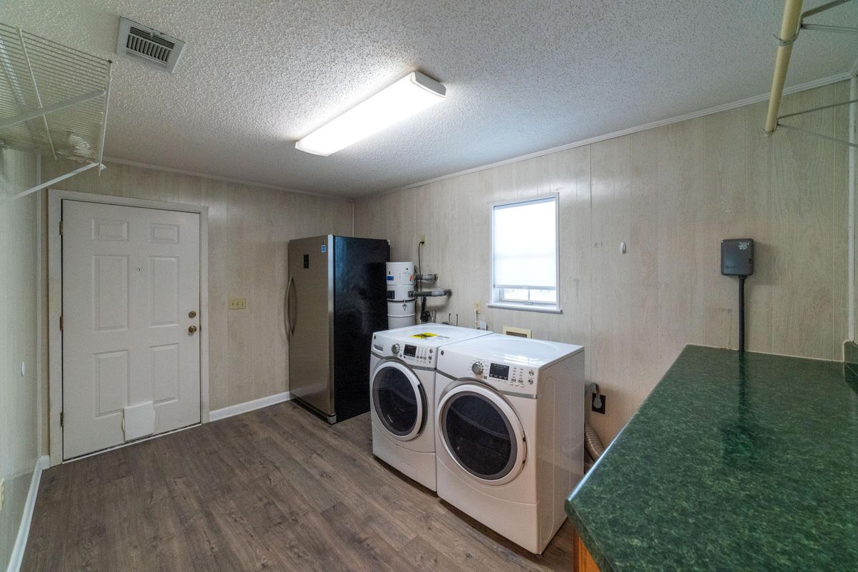 Interior, Washer, Wood Texture Flooring