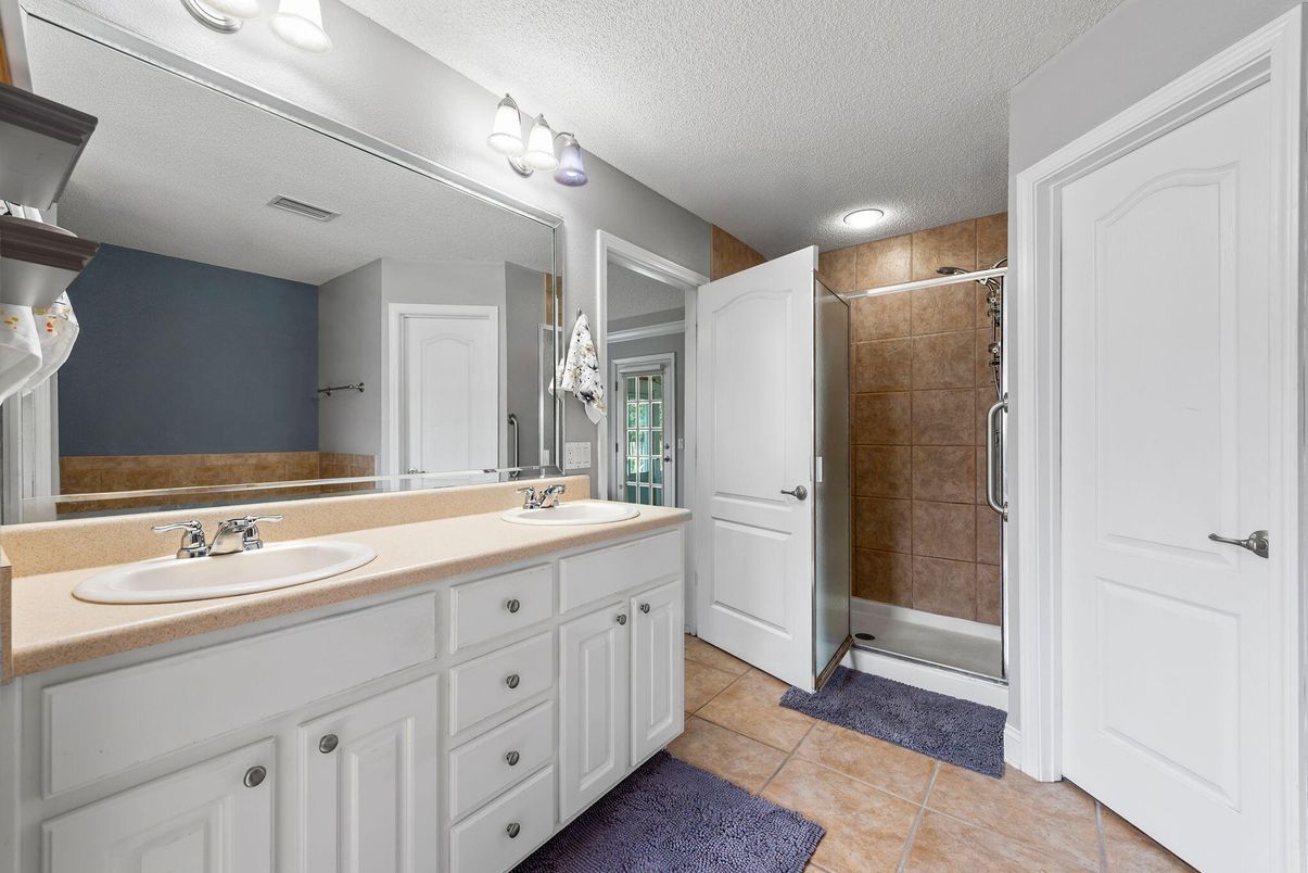 Bathroom, Dual Sink Vanities, Interior, Recessed Lighting