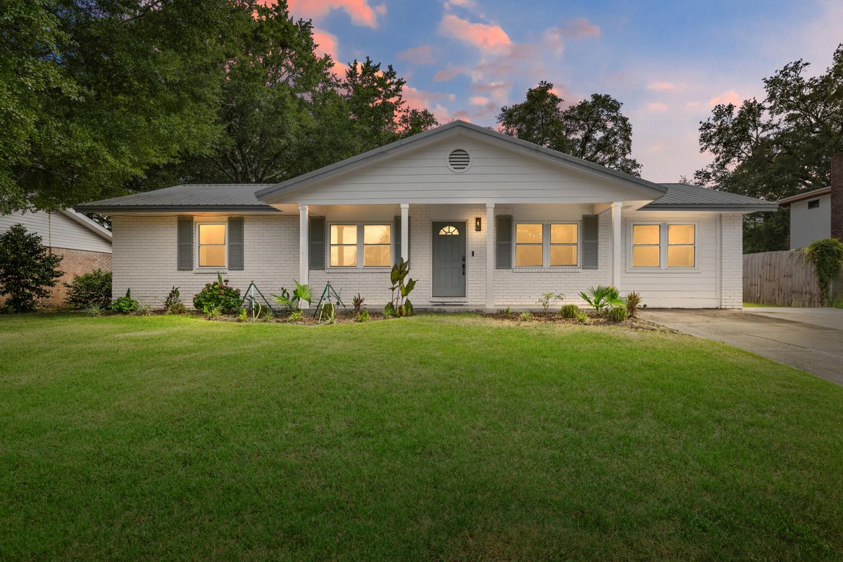 Backyard, Exterior, Facade, Ranch