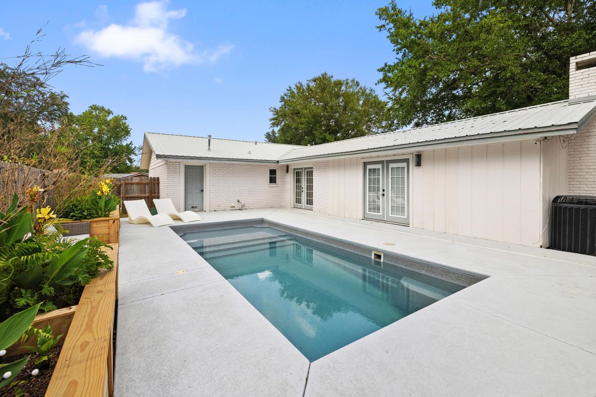 Exterior, Pool