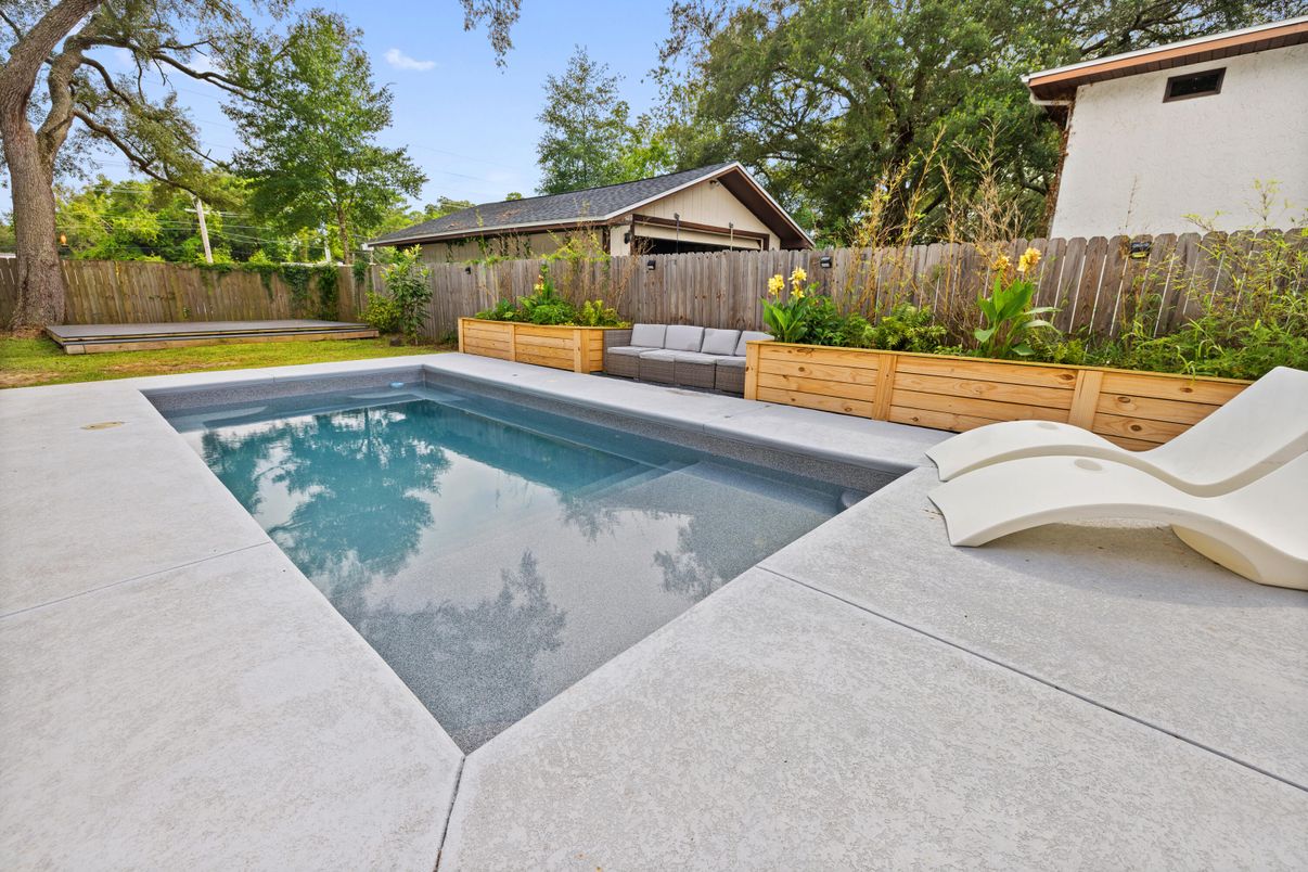 Exterior, Pool