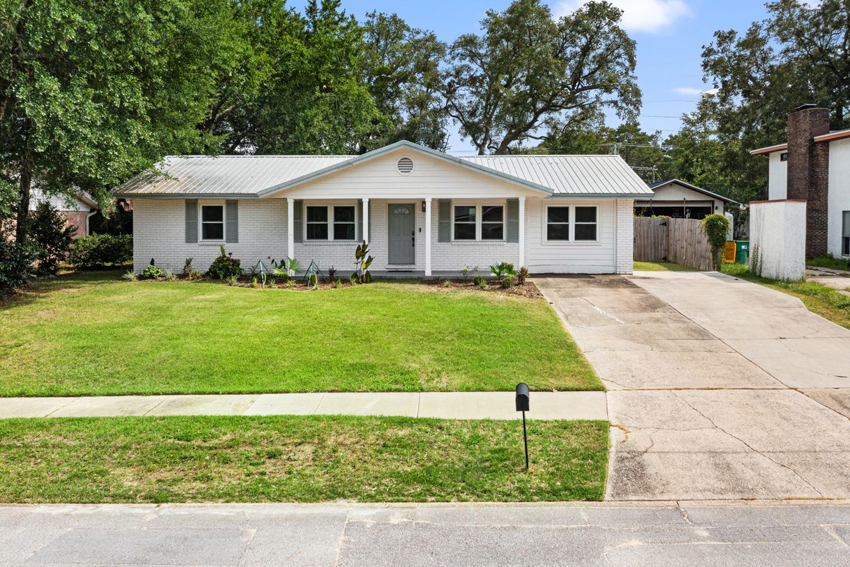 Exterior, Facade, Ranch