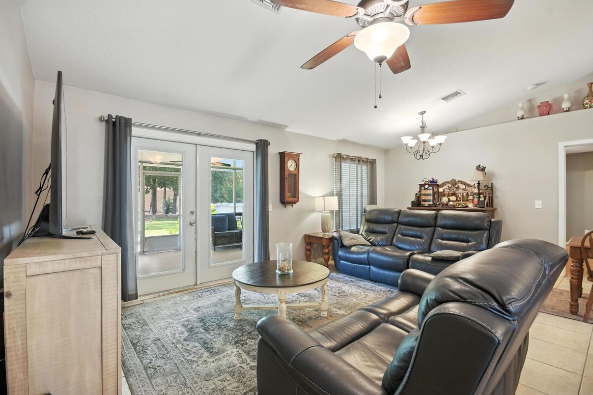 Chandelier, Interior, Living room