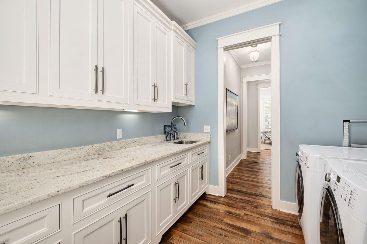 Interior, Washer, Wood Texture Flooring