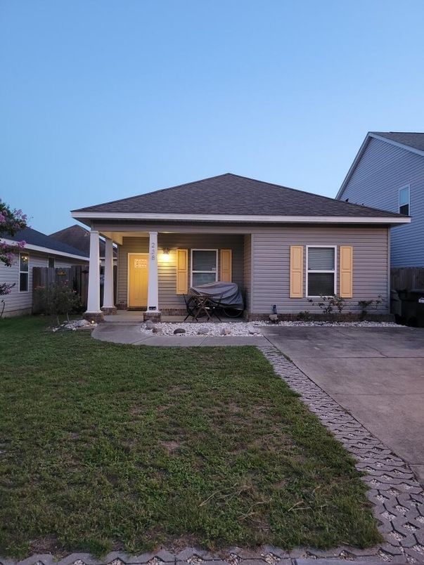 Exterior, Facade, Ranch