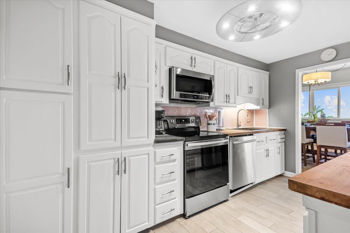 Chandelier, Dining room, Interior, Kitchen, Stainless Steel Appliances, Wood Texture Flooring