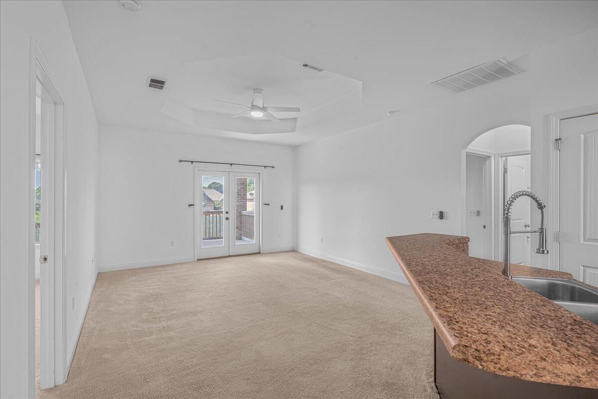 Empty room, Interior