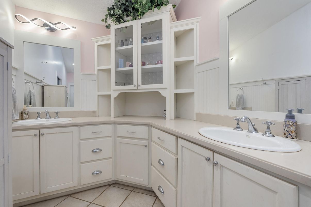 Bathroom, Dual Sink Vanities, Interior