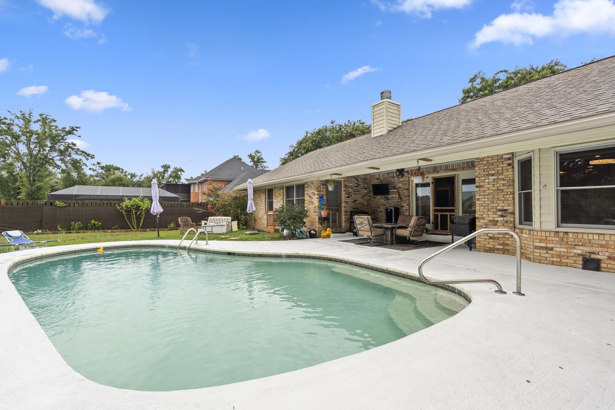 Exterior, Pool