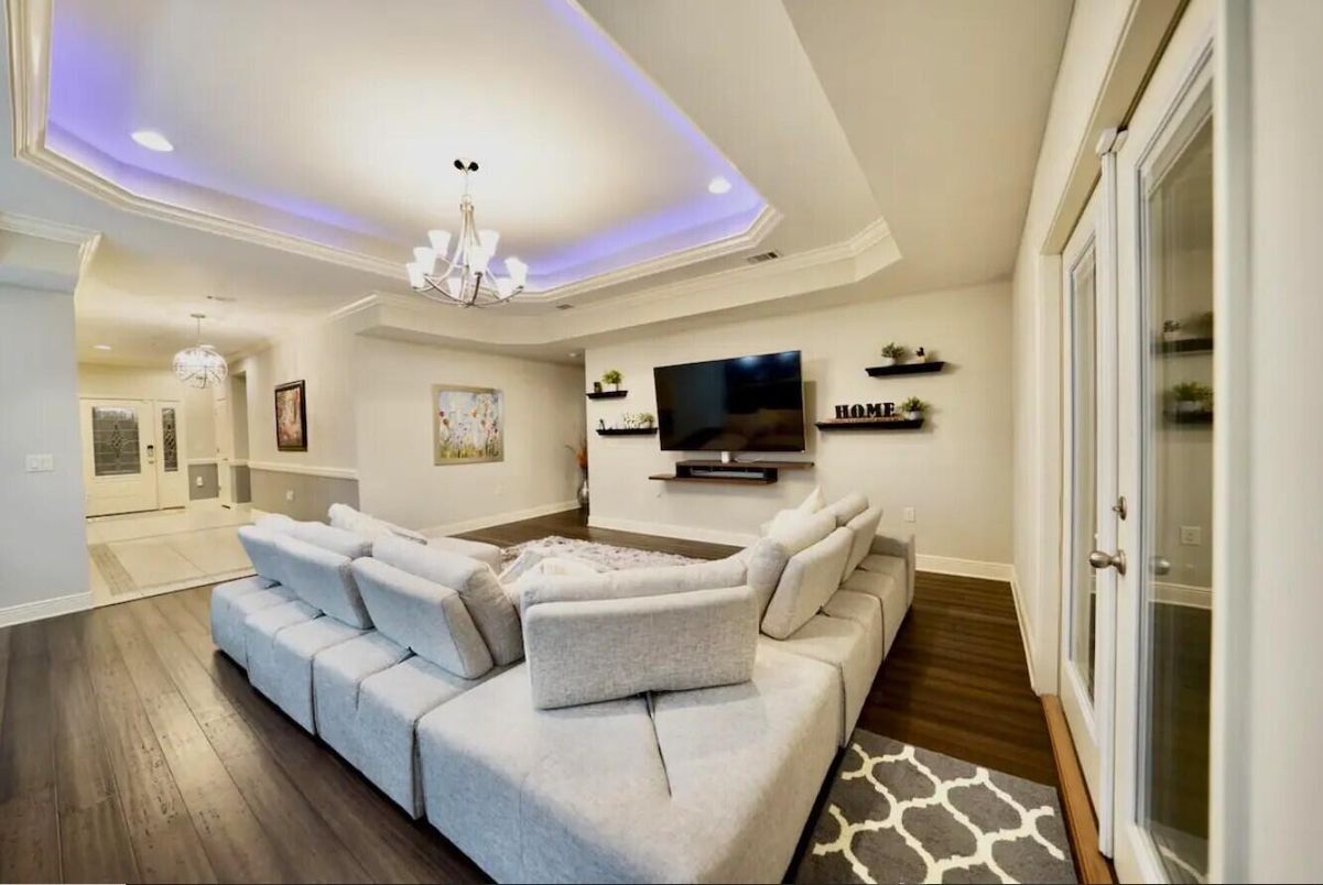 Chandelier, Interior, Living room, Recessed Lighting, Wood Texture Flooring