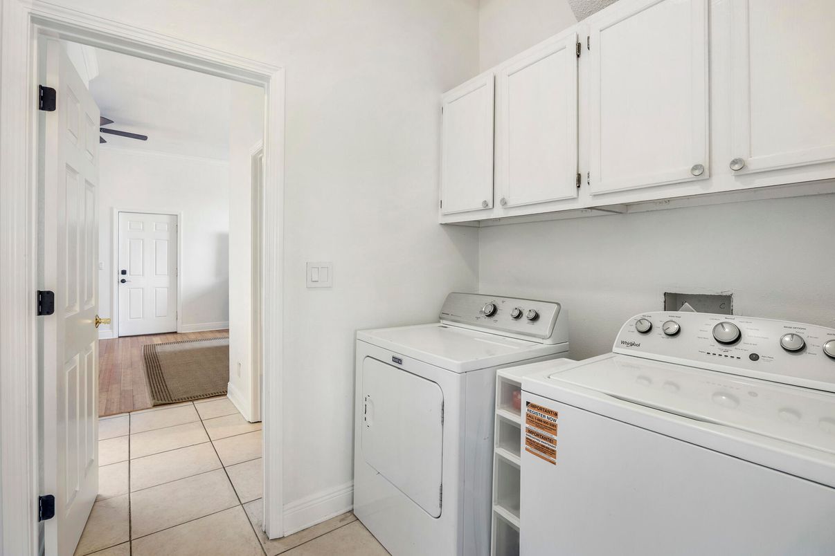 Interior, Washer, Wood Texture Flooring
