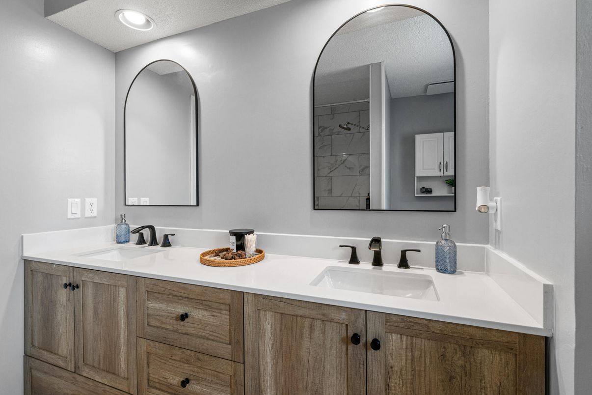 Bathroom, Dual Sink Vanities, Interior, Recessed Lighting
