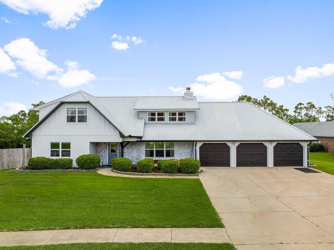 Attached, Exterior, Facade, Farmhouse