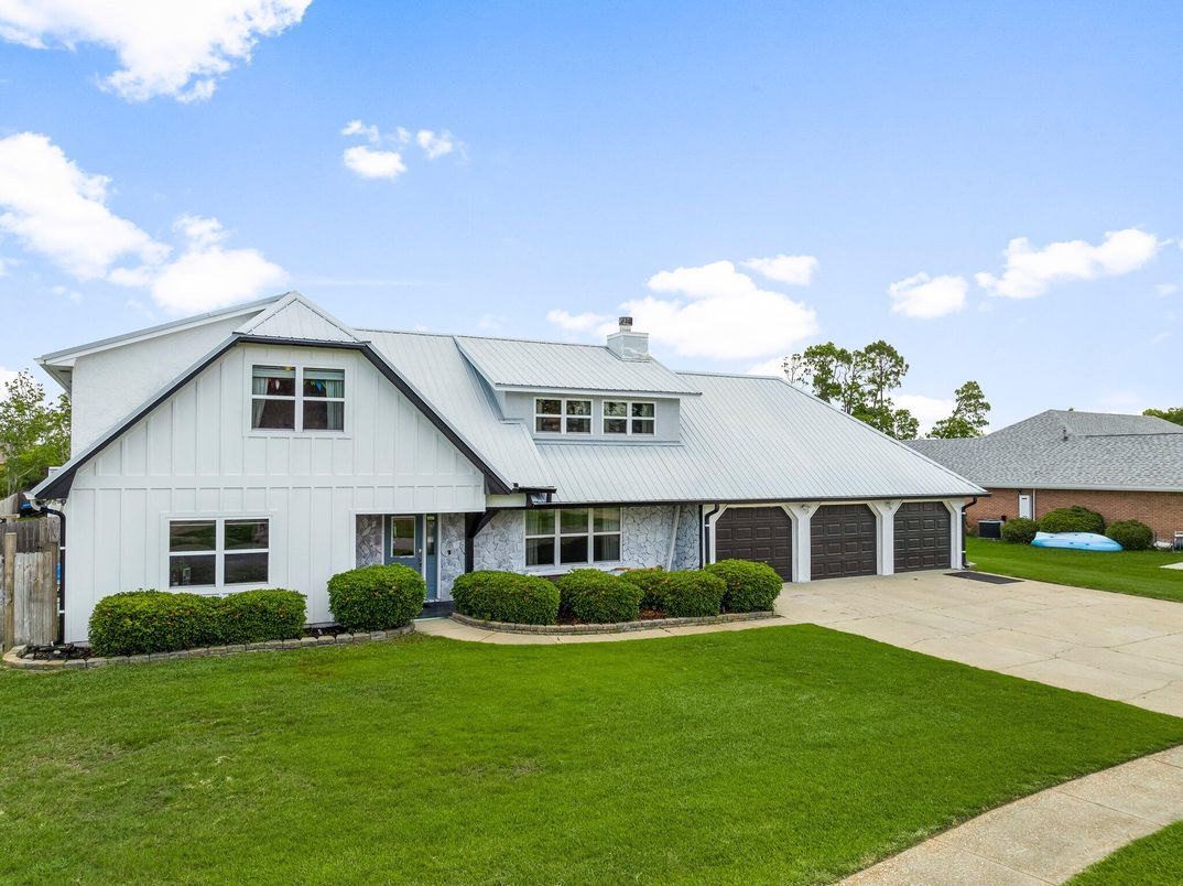 Attached, Exterior, Facade, Farmhouse