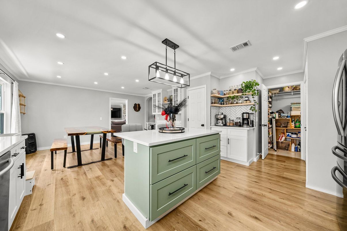 Dining room, Interior, Kitchen, Pendant Lights, Recessed Lighting, Wood Texture Flooring