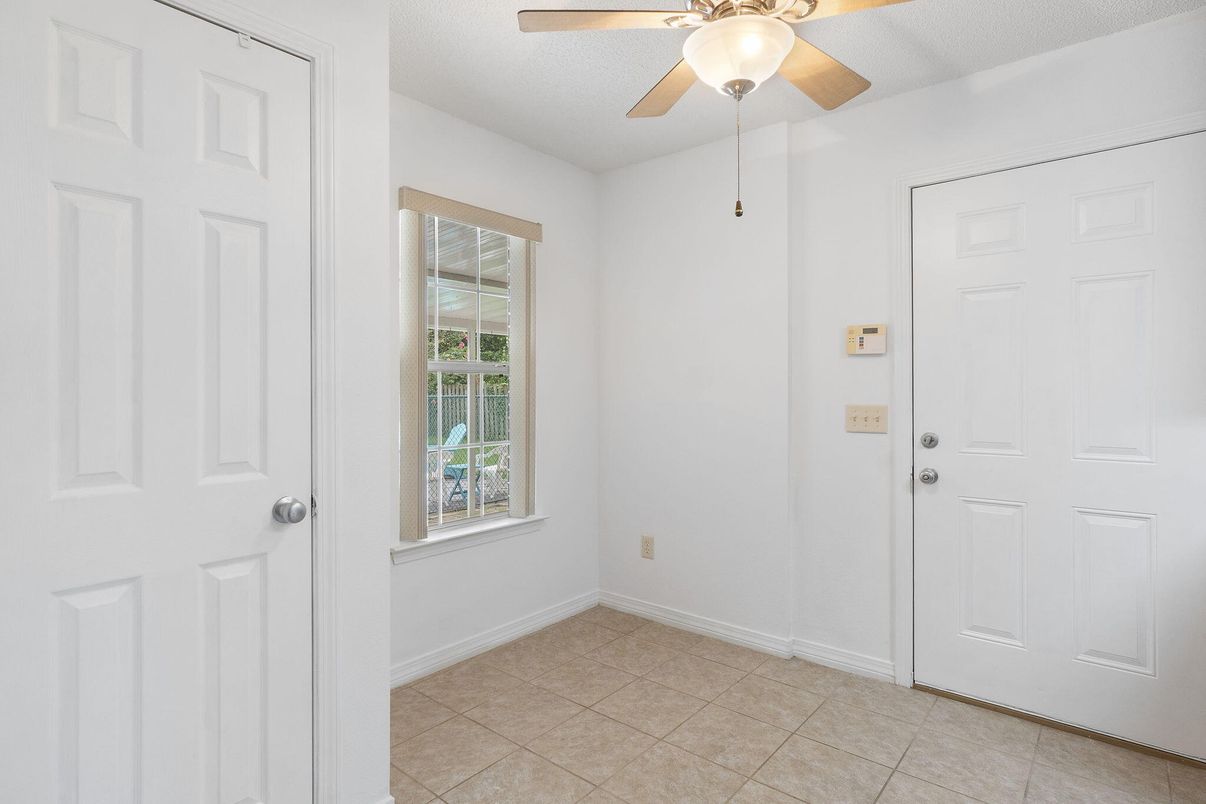 Empty room, Interior