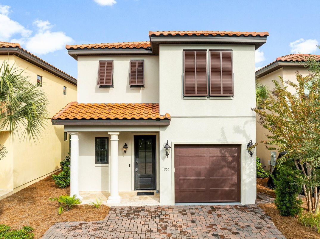 Attached, Exterior, Facade, Spanish Mediterranean