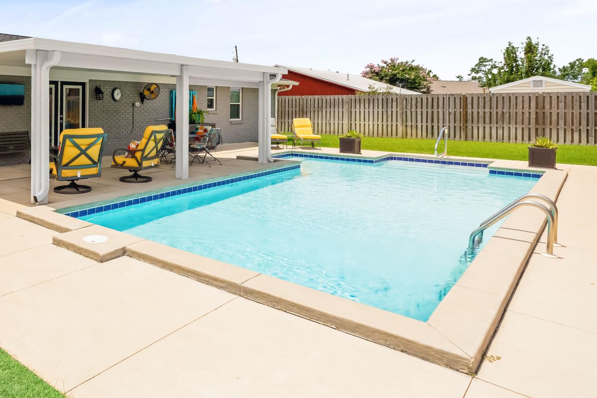Exterior, Pool