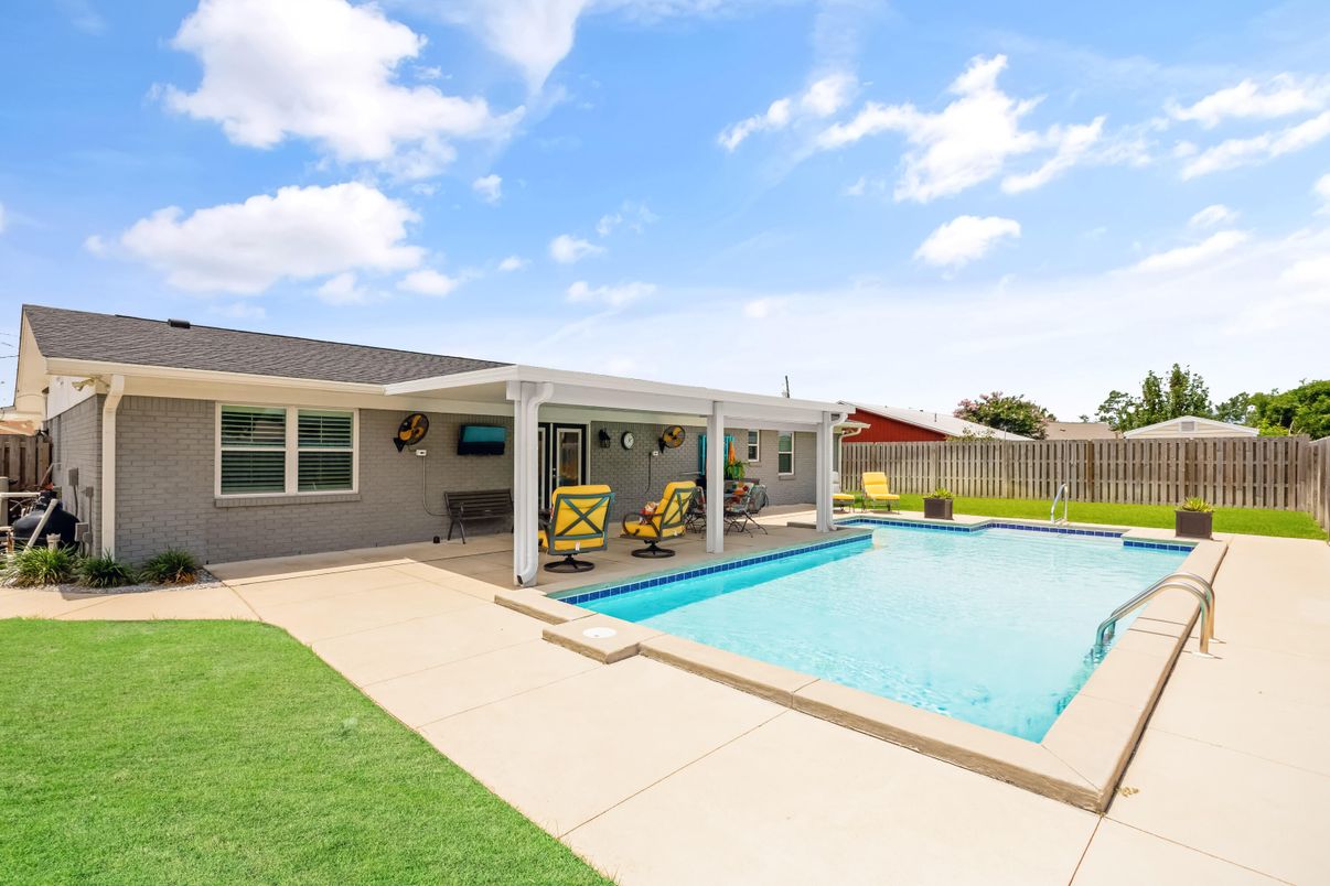 Exterior, Pool