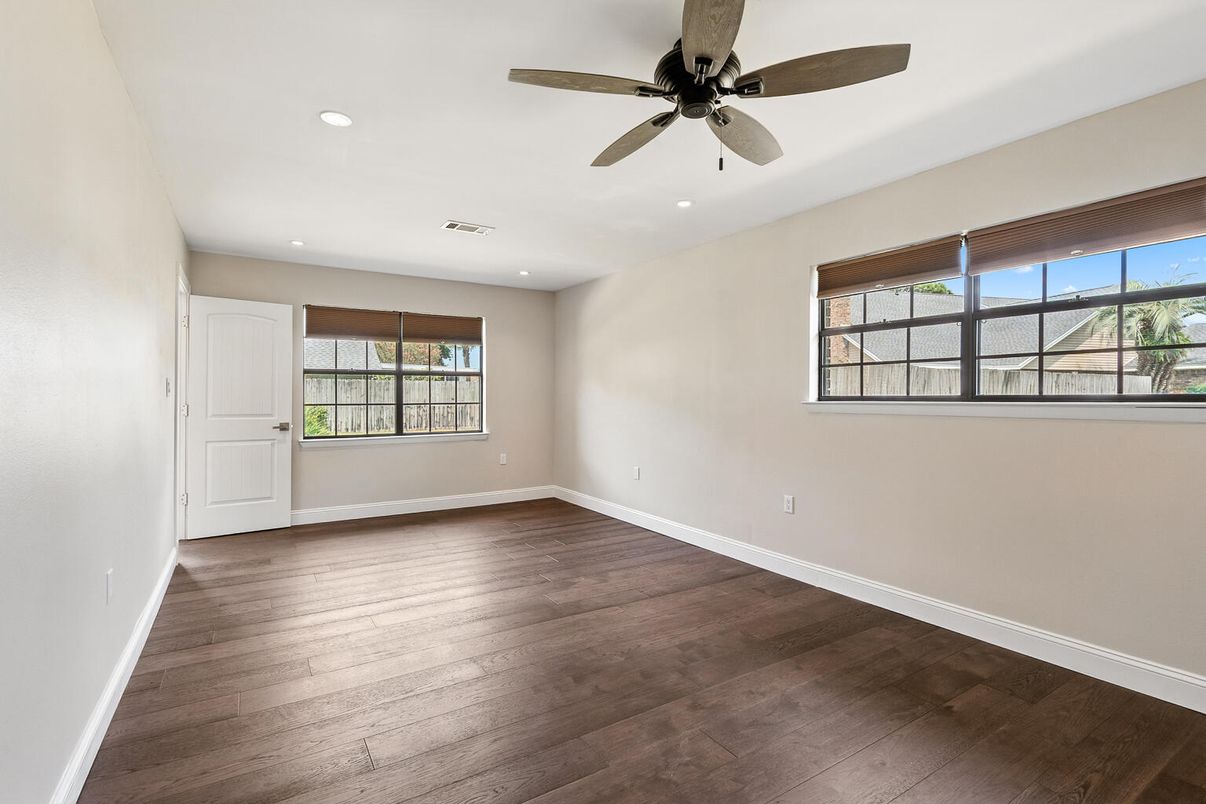 Empty room, Interior, Recessed Lighting, Wood Texture Flooring
