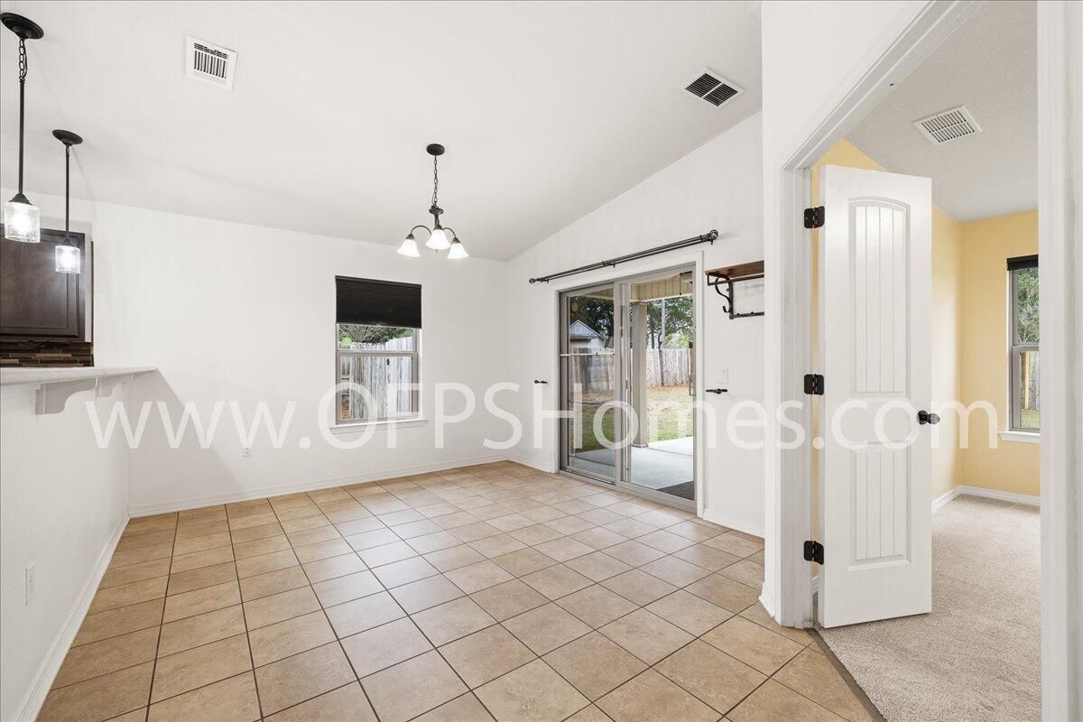 Empty room, Interior, Pendant Lights