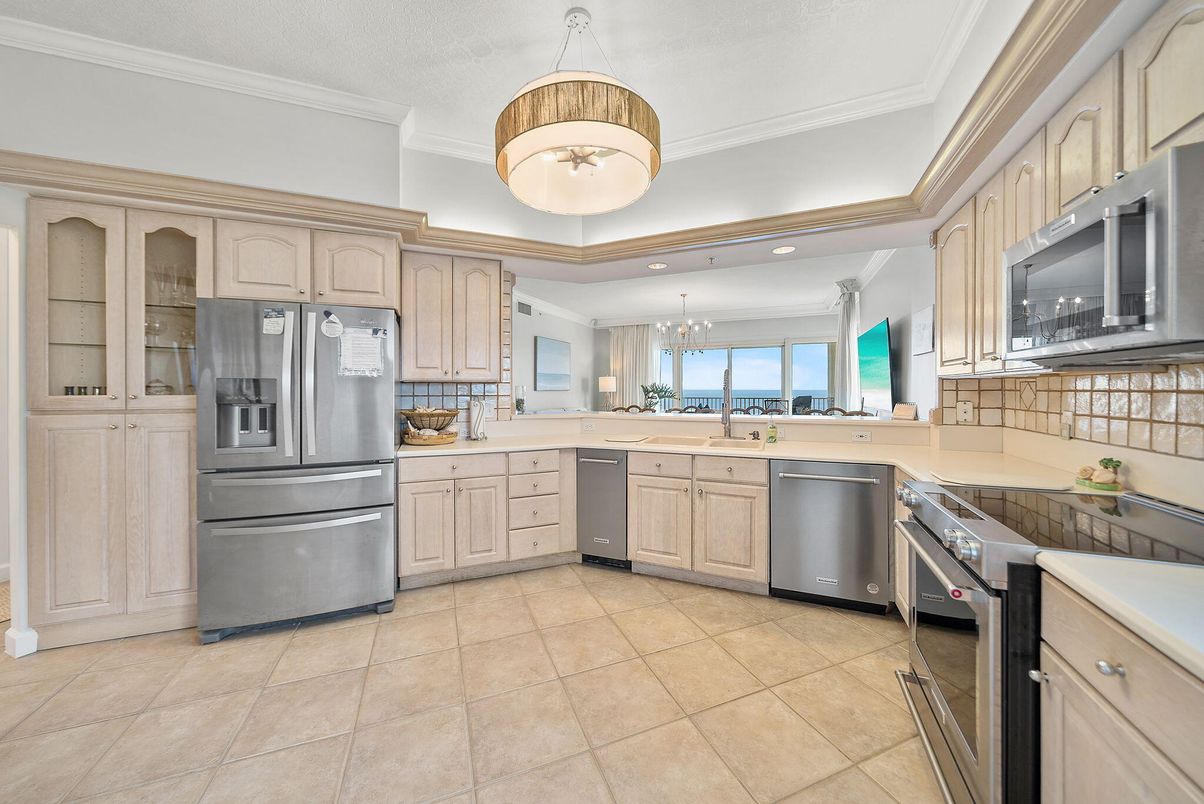 Chandelier, Interior, Kitchen, Pendant Lights, Recessed Lighting, Stainless Steel Appliances, Water