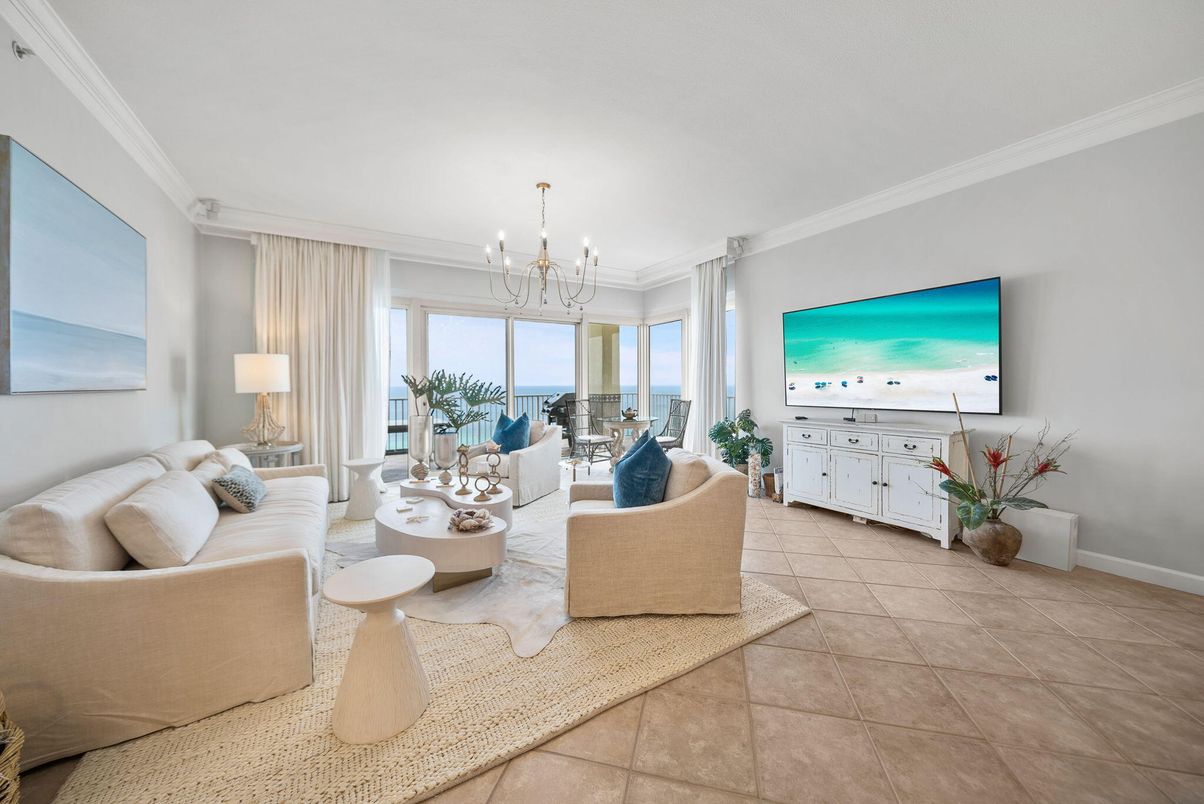 Chandelier, Interior, Living room