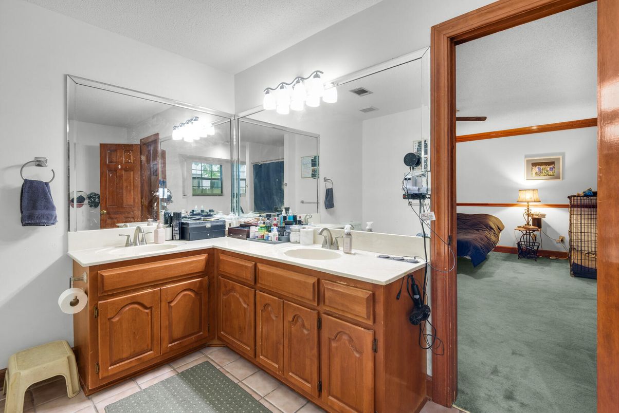 Bathroom, Dual Sink Vanities, Interior