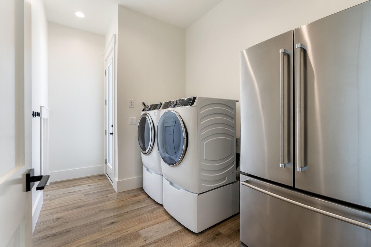 Interior, Recessed Lighting, Washer, Wood Texture Flooring