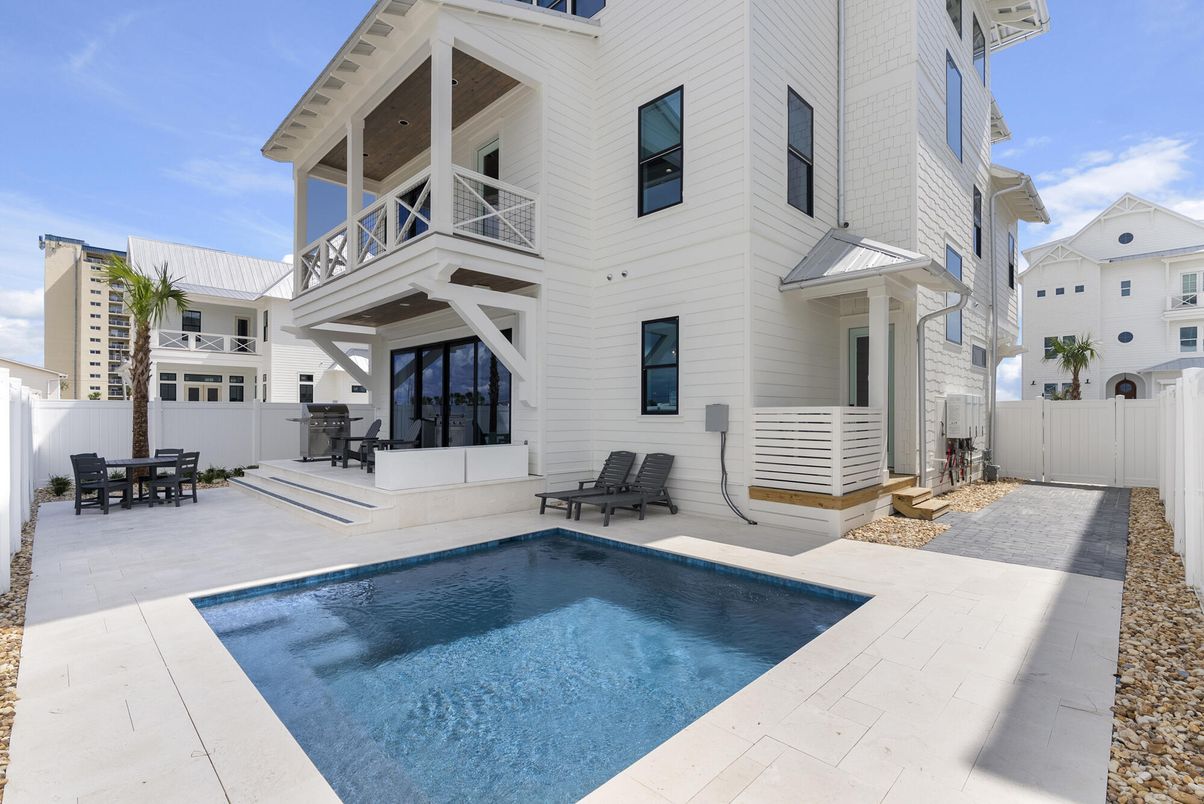 Exterior, Pool