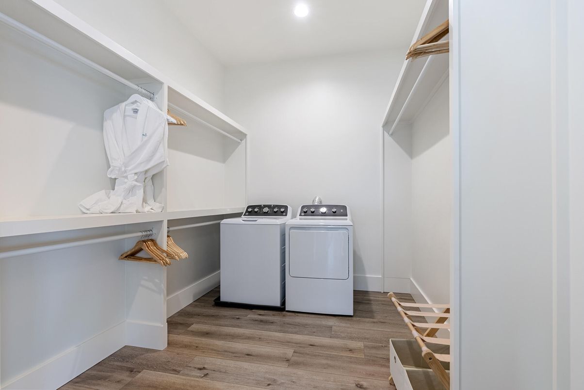 Interior, Recessed Lighting, Washer, Wood Texture Flooring