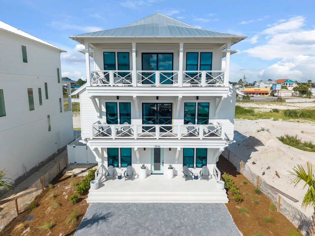 Exterior, Facade, Modern