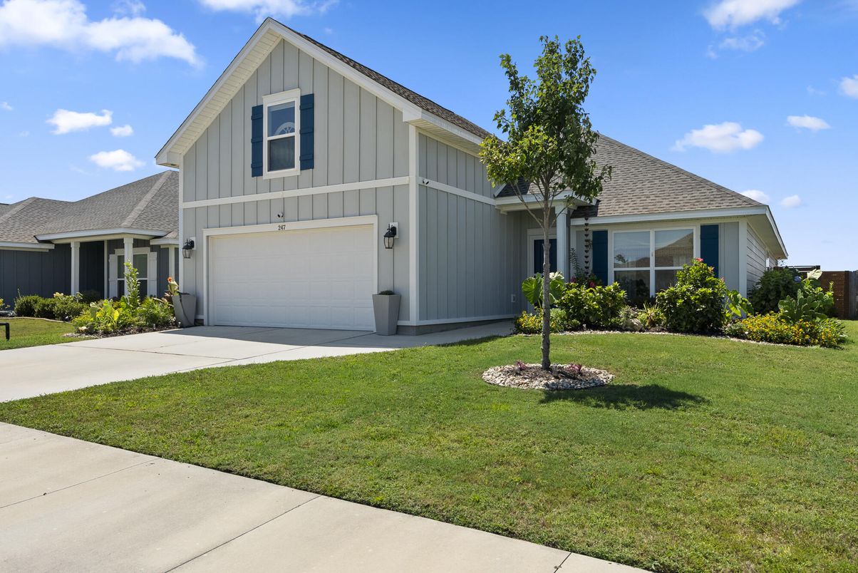 Attached, Exterior, Facade, Farmhouse