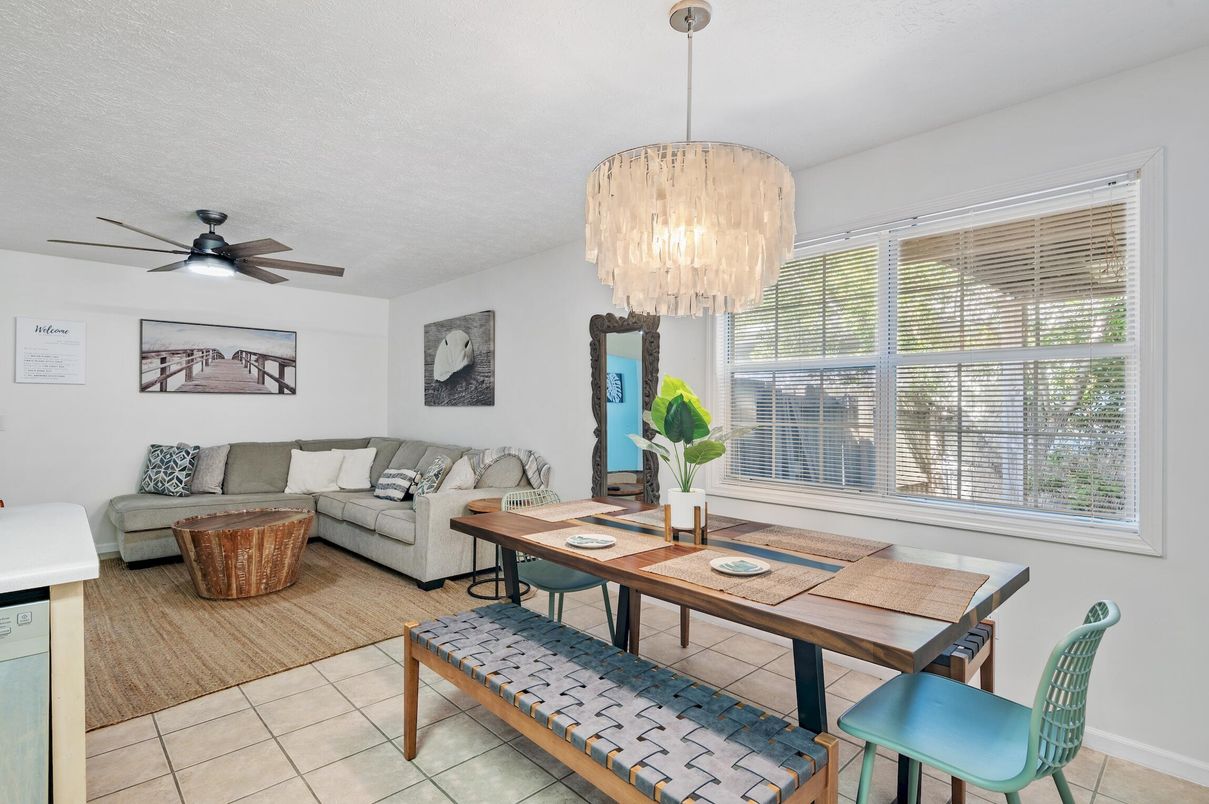 Chandelier, Dining room, Interior, Living room