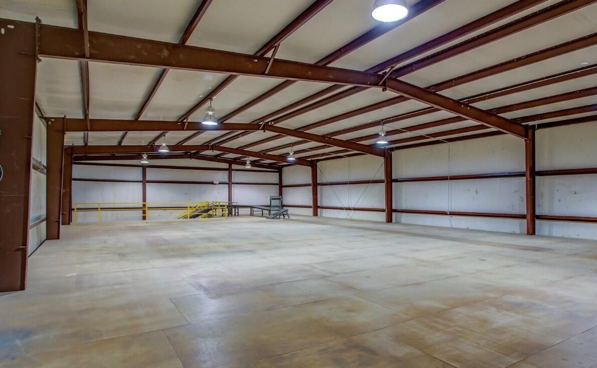 Garage, Interior, Wooden Beams