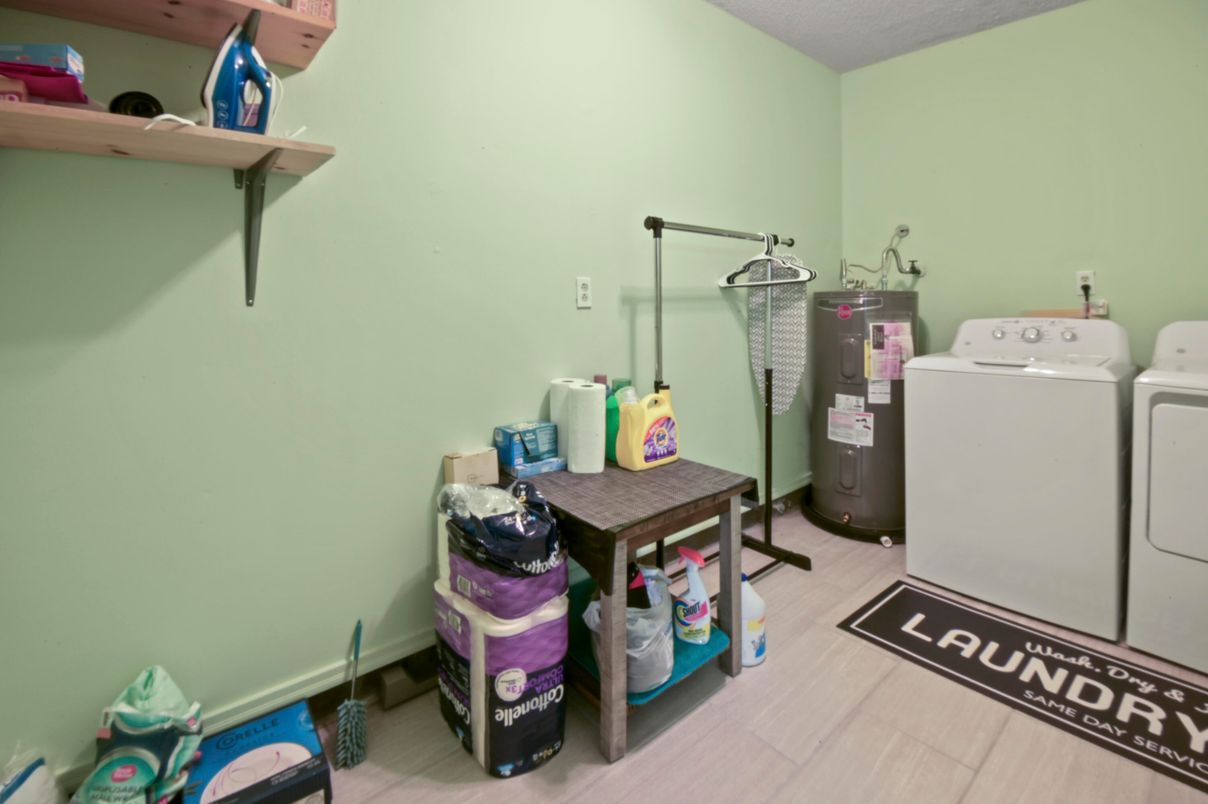 Interior, Washer, Wood Texture Flooring