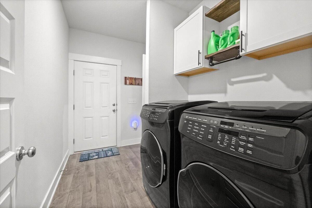 Interior, Washer, Wood Texture Flooring
