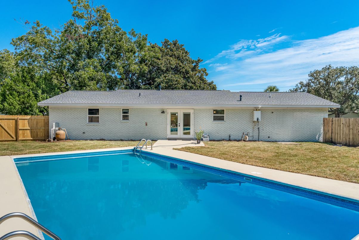 Exterior, Pool