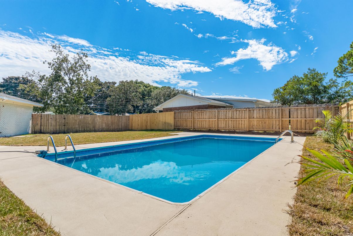 Exterior, Pool