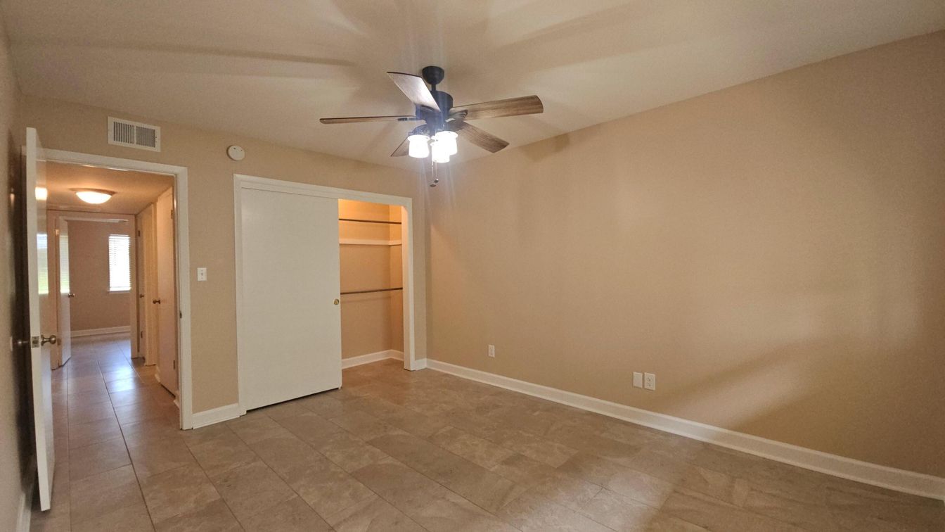 Empty room, Interior